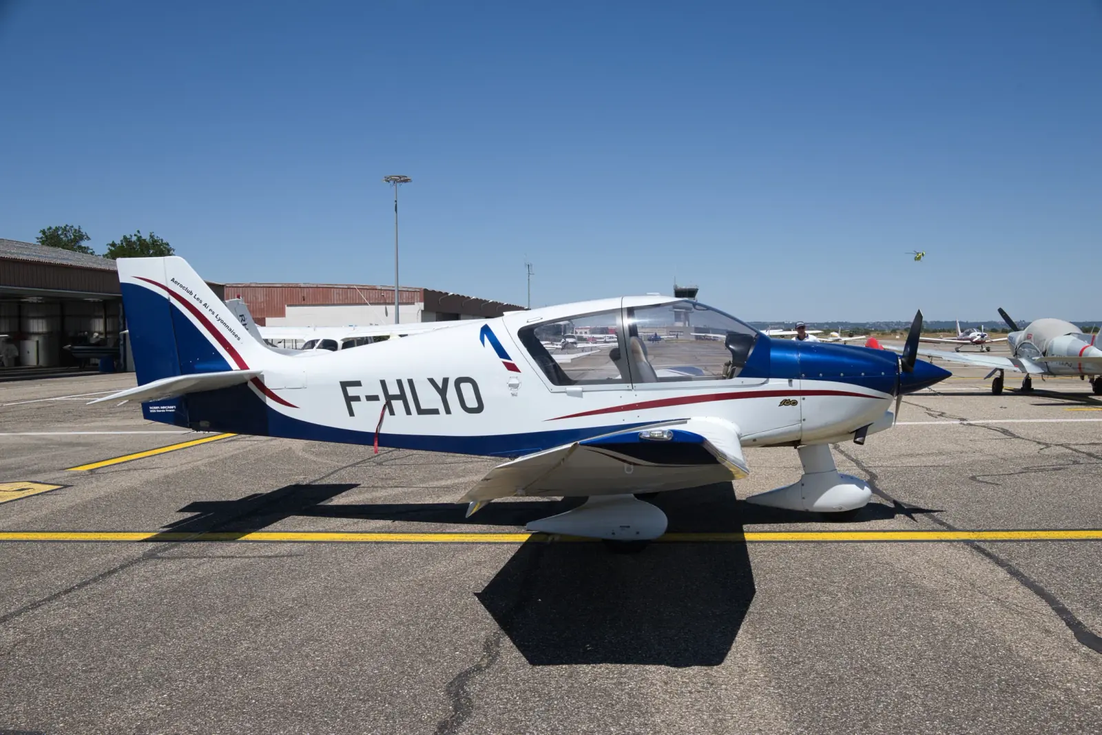 Robin DR401 des Ailes Lyonnaises sur le tarmac