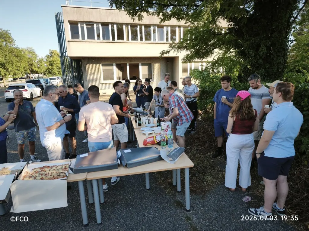 Animation associative des Ailes Lyonnaises : membres réunis autour des tables pour un moment convivial